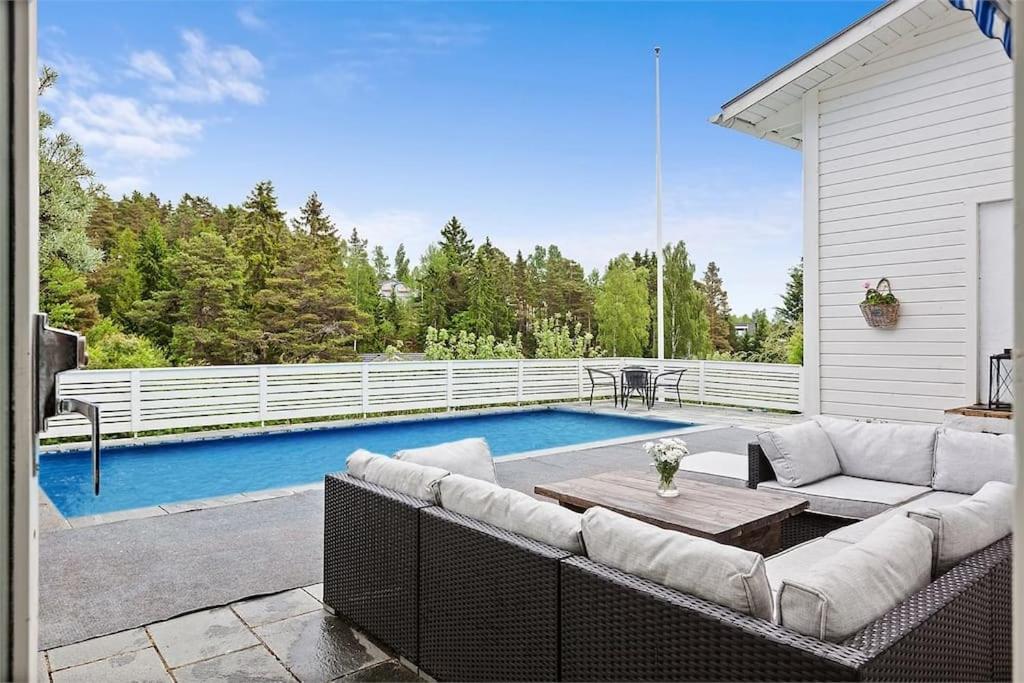 Villa Med Pool Och Bara 600M Till Havet! Trosa Exteriér fotografie
